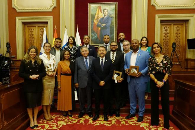 El alcalde recibe al embajador de la República Dominicana