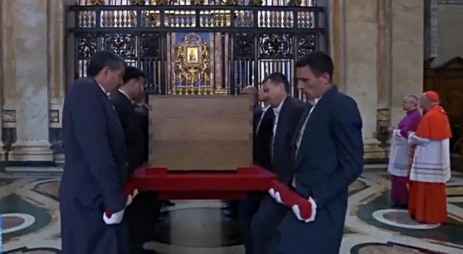 El féretro del papa Francisco ya está en Santa María la Mayor