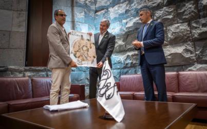 Clavijo recibe la bandera de la Virgen de los Reyes