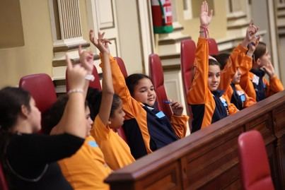 Estudiantes canarios asumen el rol de diputados por un día en el Parlamento