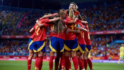 España pone pie y medio en la final tras aplastar a Suecia