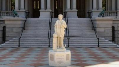 Trump instala una estatua de Cristóbal Colón en la Casa Blanca