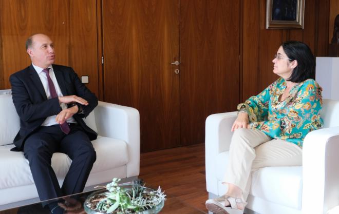 La alcaldesa Darias recibe al embajador de Moldavia