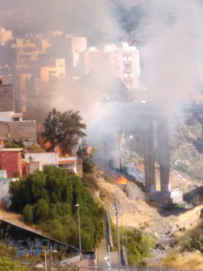Bomberos de Tenerife intervienen en un incendio declarado en Barranco de Santos