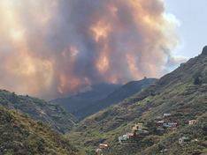 Desalojadas Cruz de Tejeda, Las Lagunetas, Cueva Grande y Calaretas y el incendio se extiende hacia Pico de Las Nieves