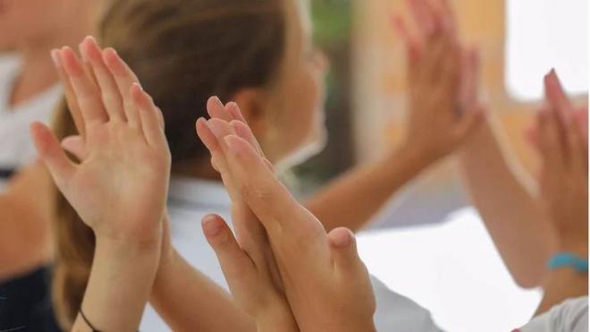 Polémica decisión de una congregación religiosa: prohibido llevar falda
