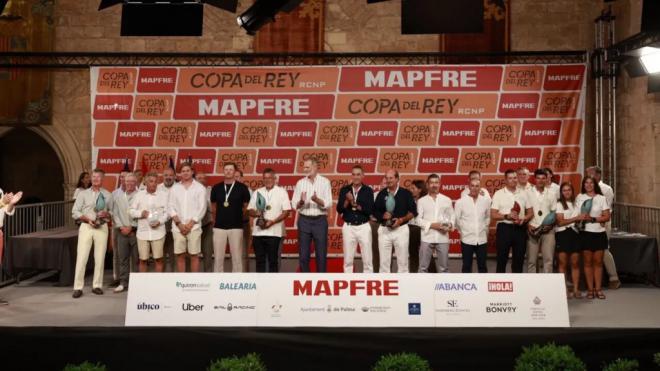Felipe VI preside la entrega de los trofeos de la Copa del Rey de vela