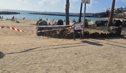 Yaiza prohíbe el baño temporal en Playa Flamingo