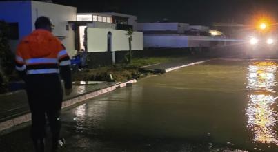 Tromba de agua sorprende a Playa Blanca