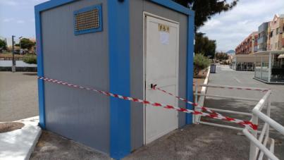 El vandalismo obliga a mantener fuera de servicio el aseo de la playa de La Garita