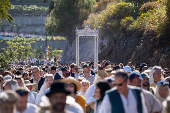La Bajada del Trono de la Virgen de las Nieves con más de 50.000 personas