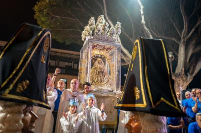 Los Enanos bailan ante la Virgen de las Nieves