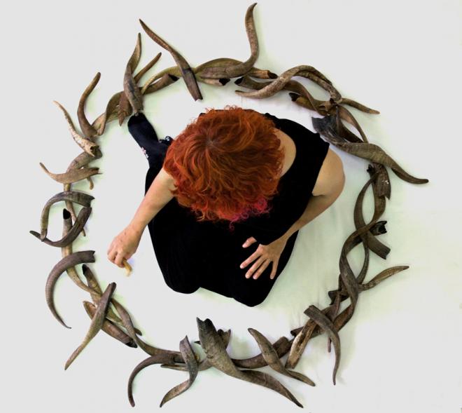 La exposición ‘Sacer. Rituales, sacrificios y ofrendas’ exhibe obras realizadas con restos óseos de animales