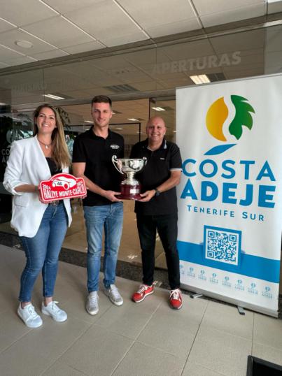 Jan C&#780;erny&#769; comparte el trofeo logrado en el Rally Monte – Carlo con Adeje