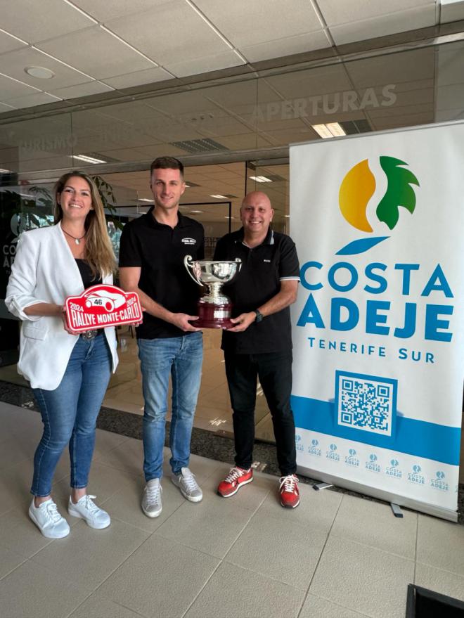 Jan Černý comparte el trofeo logrado en el Rally Monte – Carlo con Adeje