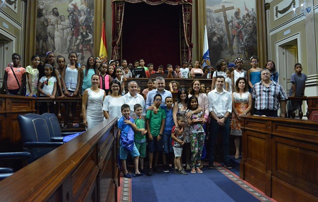 Parlamento y Cabildo de Tenerife reciben a los niños saharauis de 'Vacaciones en Paz'