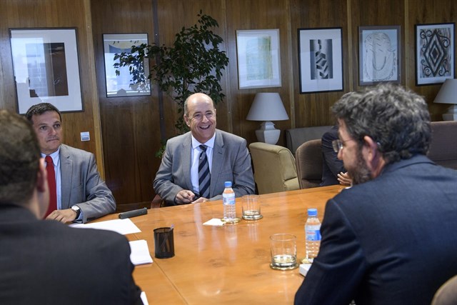 España realizará una subasta de energía eólica y fotovoltaica específica para Canarias