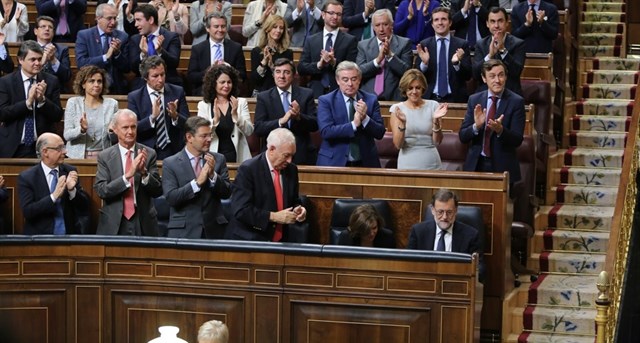 Rajoy supera la investidura con 68 abstenciones