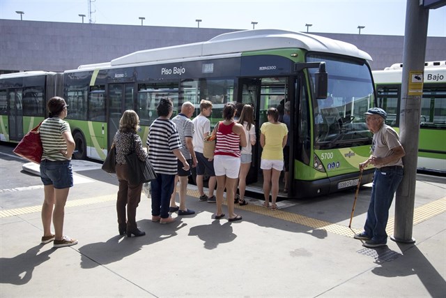 Usa la guagua para ir a la playa, campaña de Titsa