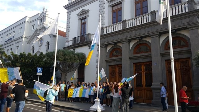 Una PNL de CC pide que se elimine la prohibición de la bandera de las siete estrellas verdes