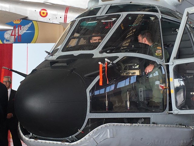 El Rey Felipe VI conoce los nuevos Super Puma del SAR de la Base Aérea de Gando