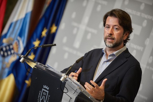Alonso desea a Rajoy que sufra las colas en su próxima visita a Tenerife