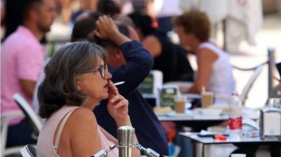 Fumar en terrazas: siete de cada diez españoles apuestan por la concienciación frente a la prohibición