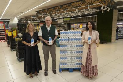 Fundación DinoSol dona más de 1.500 litros de leche a la campaña ‘Ningún hogar sin alimentos’