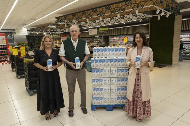 Fundación DinoSol dona más de 1.500 litros de leche a la campaña ‘Ningún hogar sin alimentos’