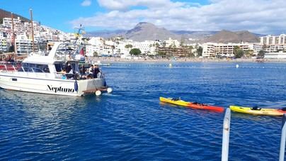 Rescatan a kayakistas en problemas en Los Cristianos gracias a la embarcación Neptuno