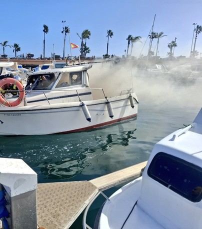 Incendio en La Marina del Puerto de Las Palmas, bomberos controlan la situación