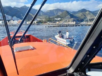 Embarcación remolcada a playa tras avería en Tenerife