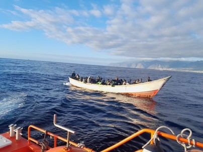 Cayuco con 43 migrantes llega a Los Cristianos tras ser avistado cerca de la costa