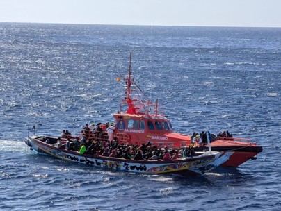 Rescatan a 270 personas de un cayuco cerca de La Restinga