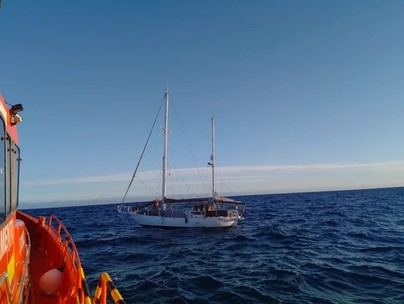 Rescatan velero sin motor con dos tripulantes en Arguineguín