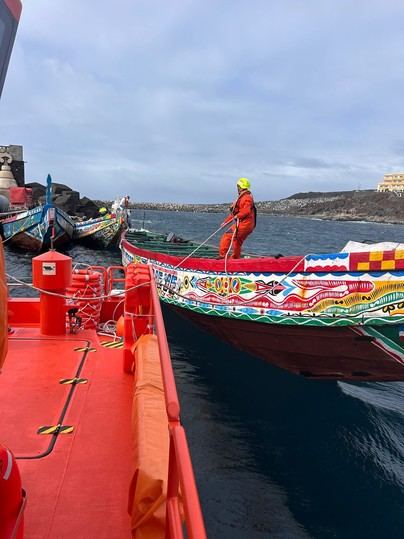 283 migrantes llegan a El Hierro en un cayuco, reciben asistencia de Salvamar