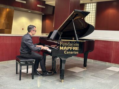 El Hospital Universitario La Candelaria instala un piano en el hall
