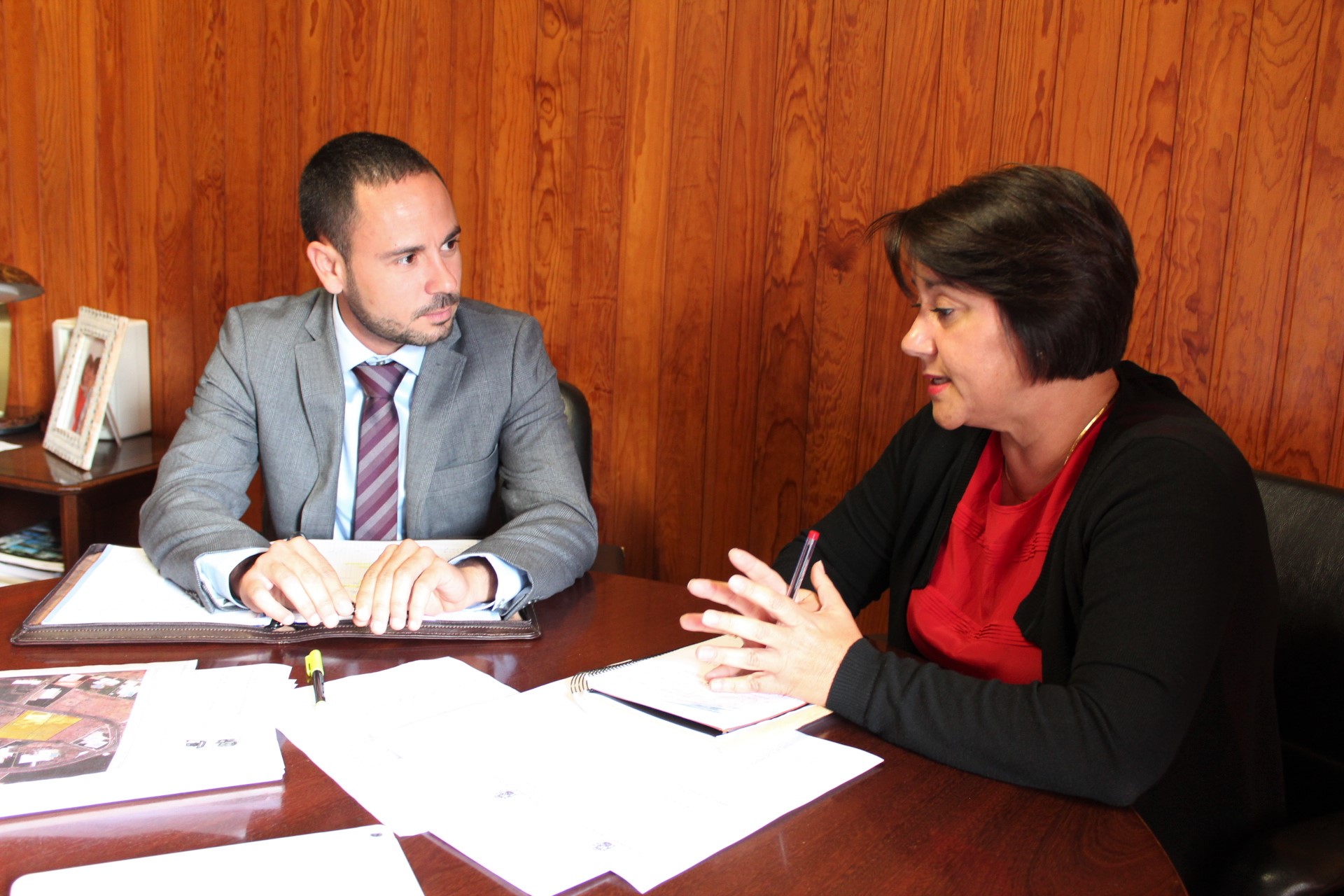 Acuña advierte sobre la brecha salarial entre hombres y mujeres