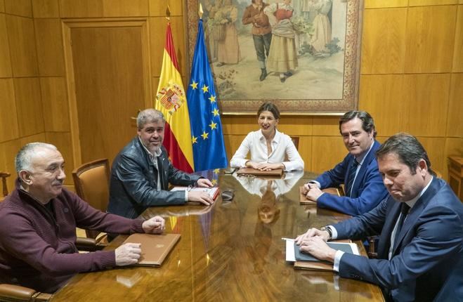 Gobierno, empresarios y sindicatos acercan posturas pero siguen sin acuerdo para prorrogar los ERTEs
