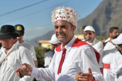Los gorros de bailarín de la Virgen de Los Reyes, la identidad de cada pueblo