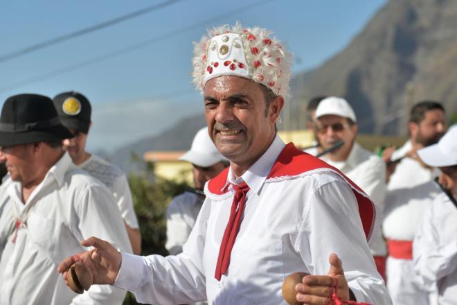 Los gorros de bailarín de la Virgen de Los Reyes, la identidad de cada pueblo