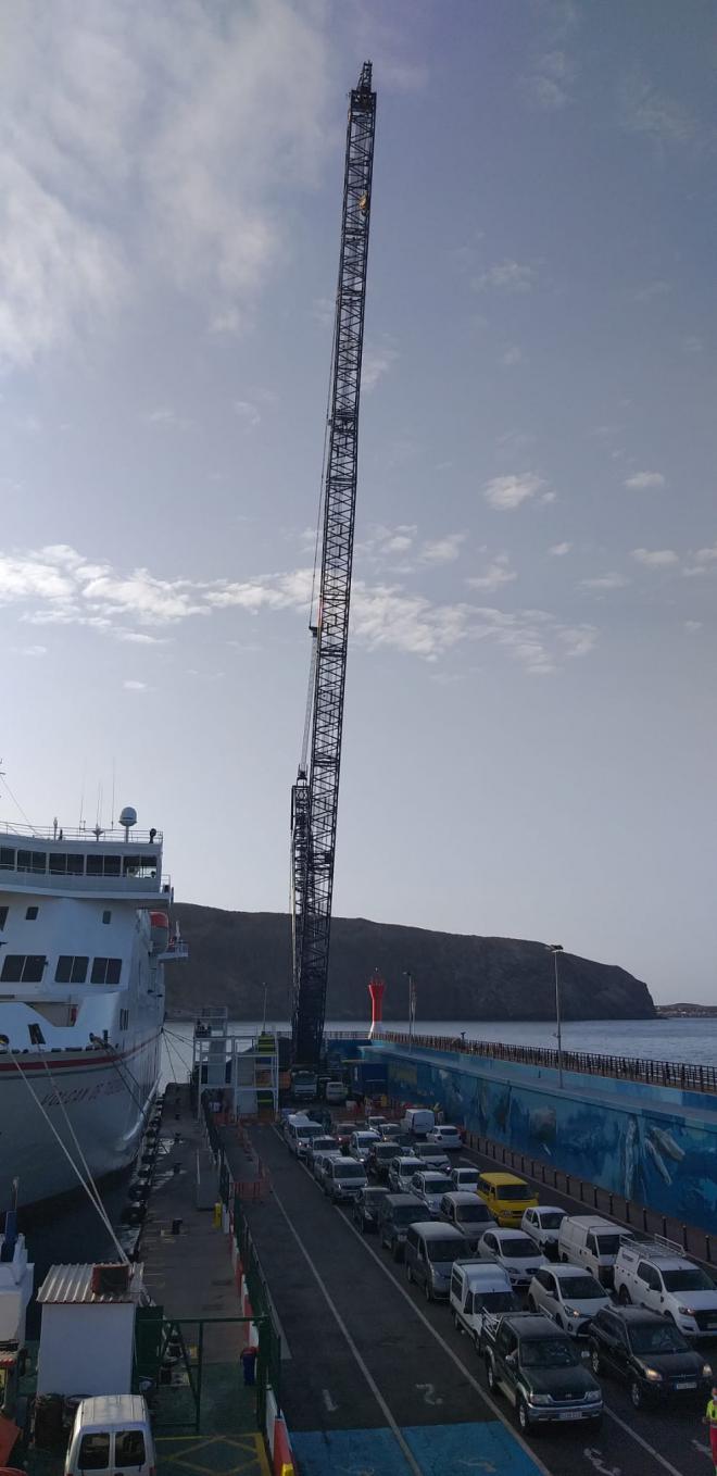 Comienza la colocación de los bloques para reforzar el muelle de Los Cristianos
