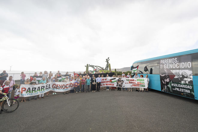 Una guagua de Global rotulada por Palestina