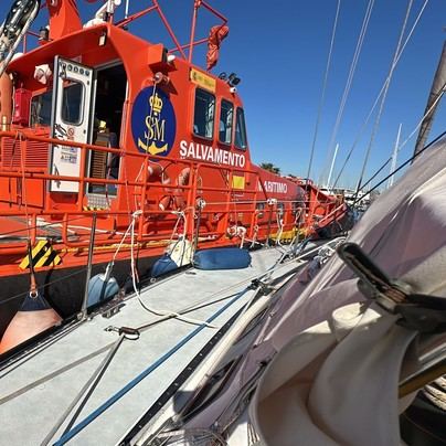 Remolques marítimos en acción: buque y velero auxiliados cerca de Las Palmas