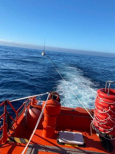 Velero averiado es remolcado a Los Cristianos por Salvamar Menkalinan