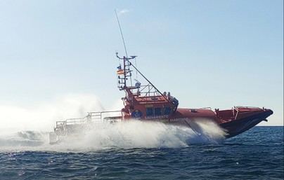 Embarcación con motor averiado es remolcada a puerto en Pasito Blanco