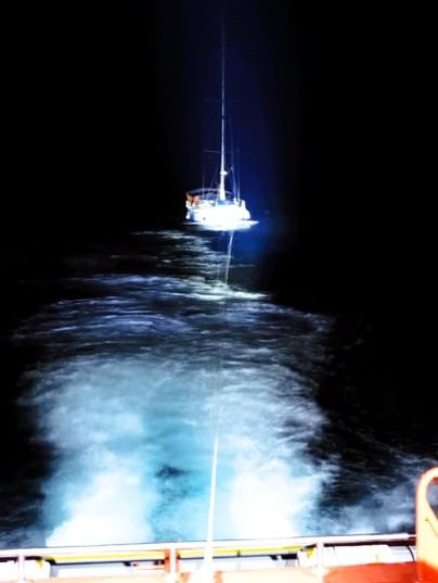 Salvamento Marítimo rescata velero a la deriva en Puerto del Rosario