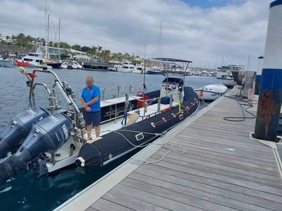Embarcación en problemas cerca de Lanzarote es remolcada a puerto