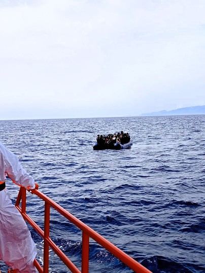 Rescatan a 47 personas de una patera cerca de Morro Jable