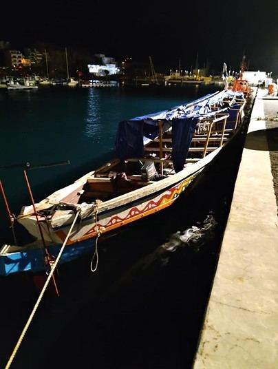 Cayuco con 136 migrantes llega a puerto tras ser localizado cerca de La Restinga